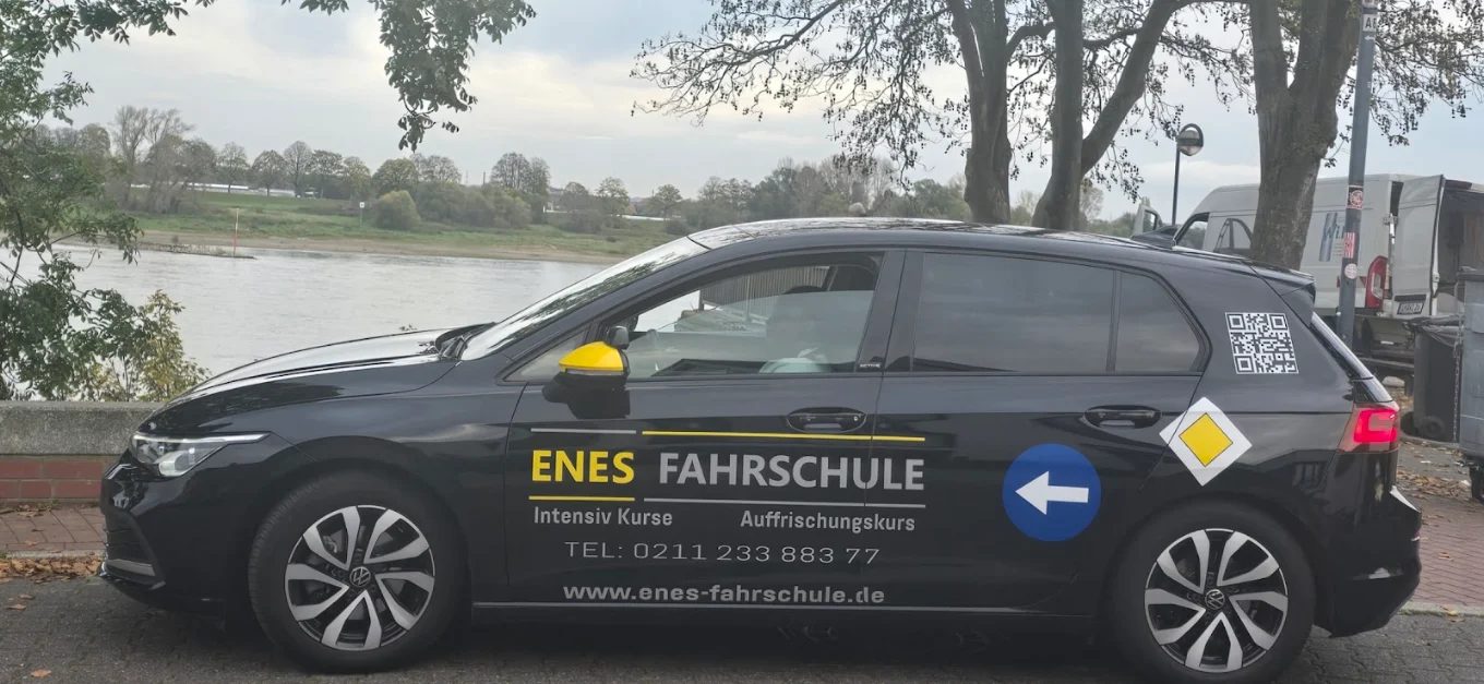 Moderner Fahrschulwagen