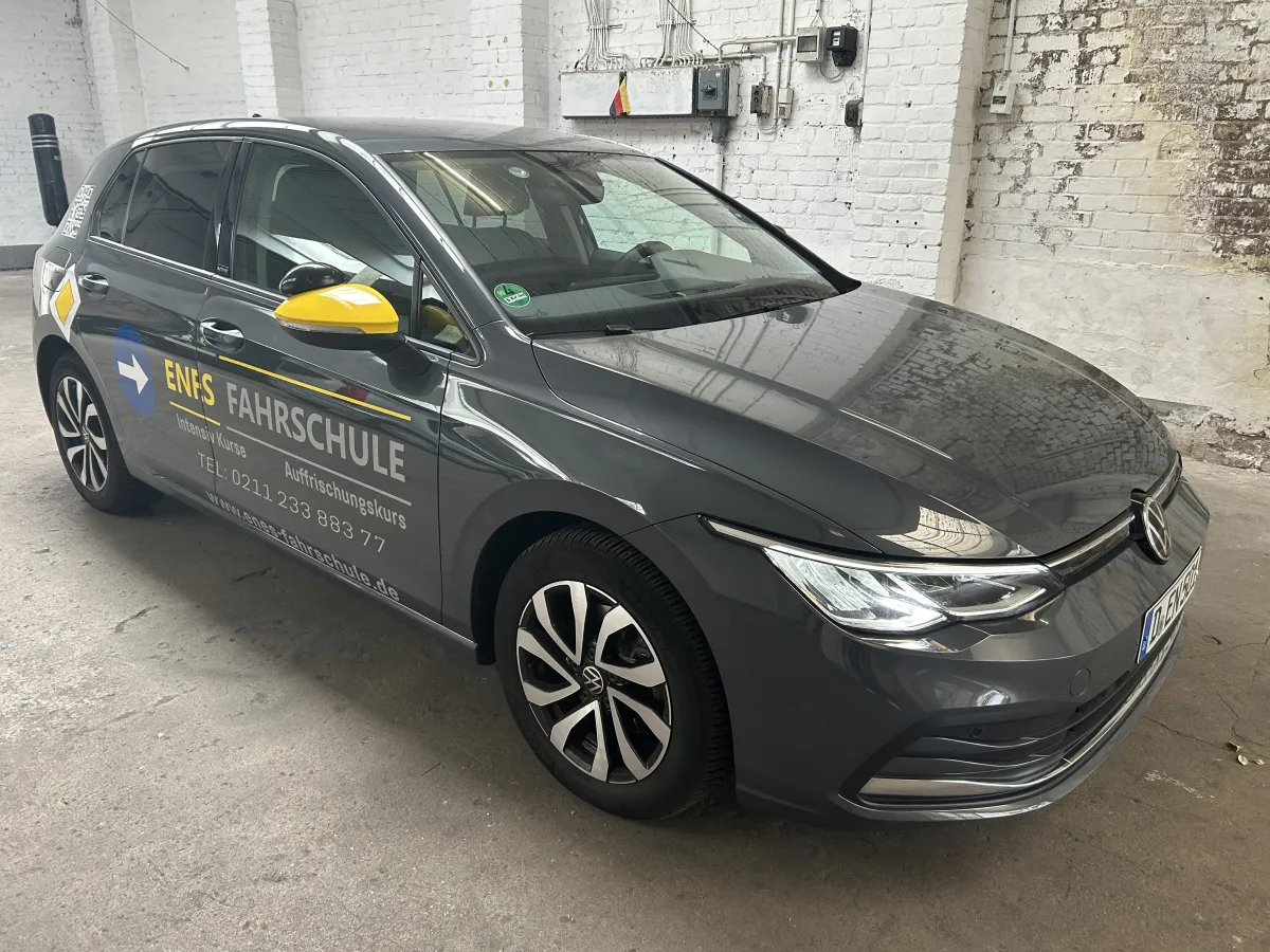 VW Golf, grau, Fahrschulwagen der Enes Fahrschule