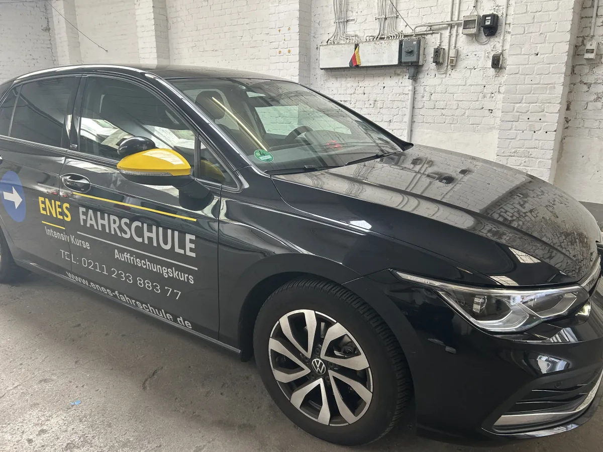 VW Golf, schwarz, Fahrschulwagen der Enes Fahrschule
